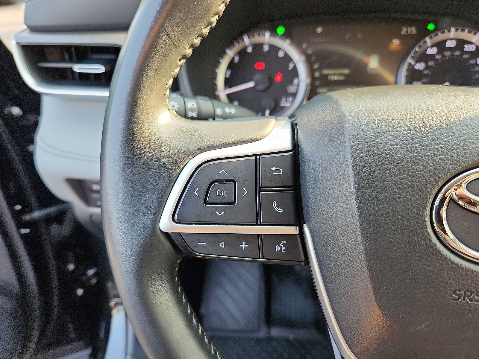 Used 2024 Toyota Highlander LE AWD/4WD image 20