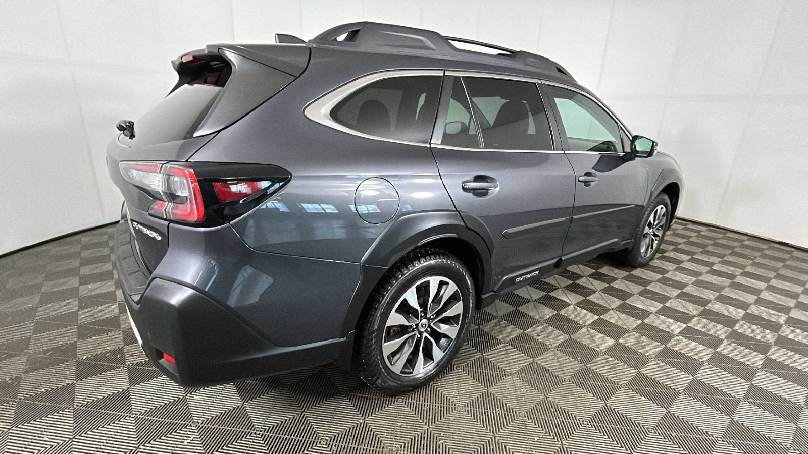 Used 2023 Subaru Outback Limited AWD/4WD image 4