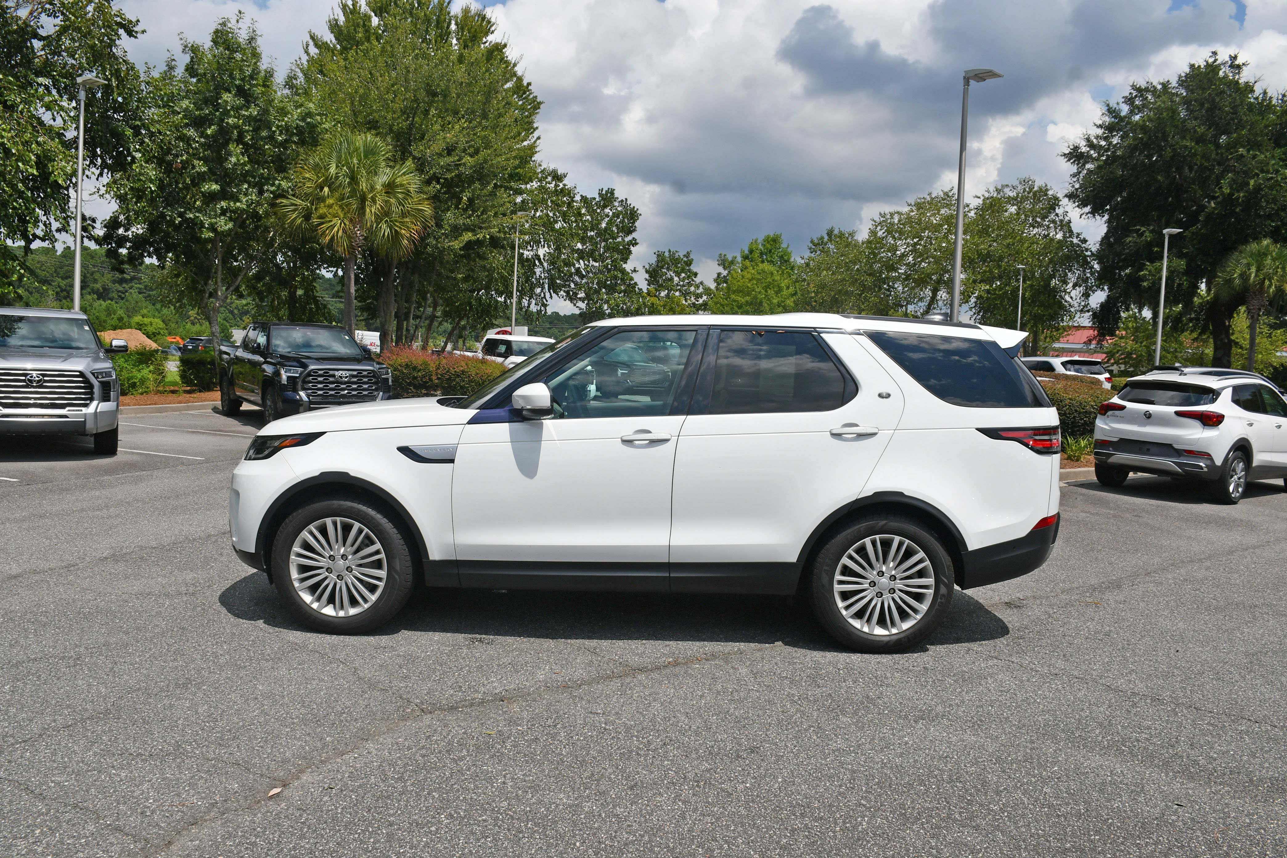 Used 2019 Land Rover Discovery HSE Luxury AWD/4WD image 2