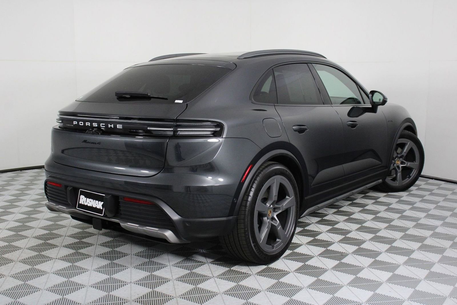Used 2025 Porsche Macan 4 Electric AWD/4WD image 7