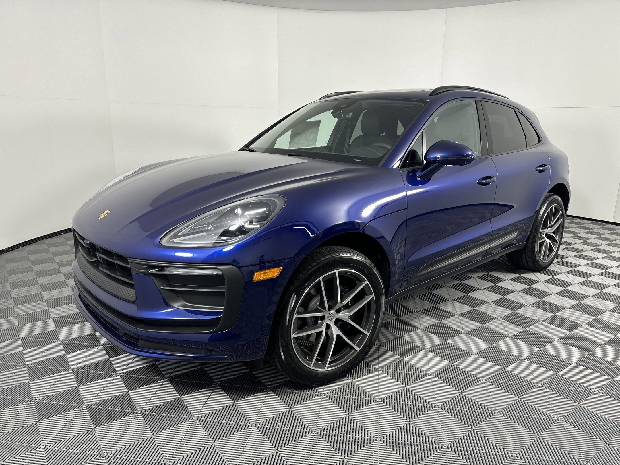 Certified 2025 Porsche Macan image 1