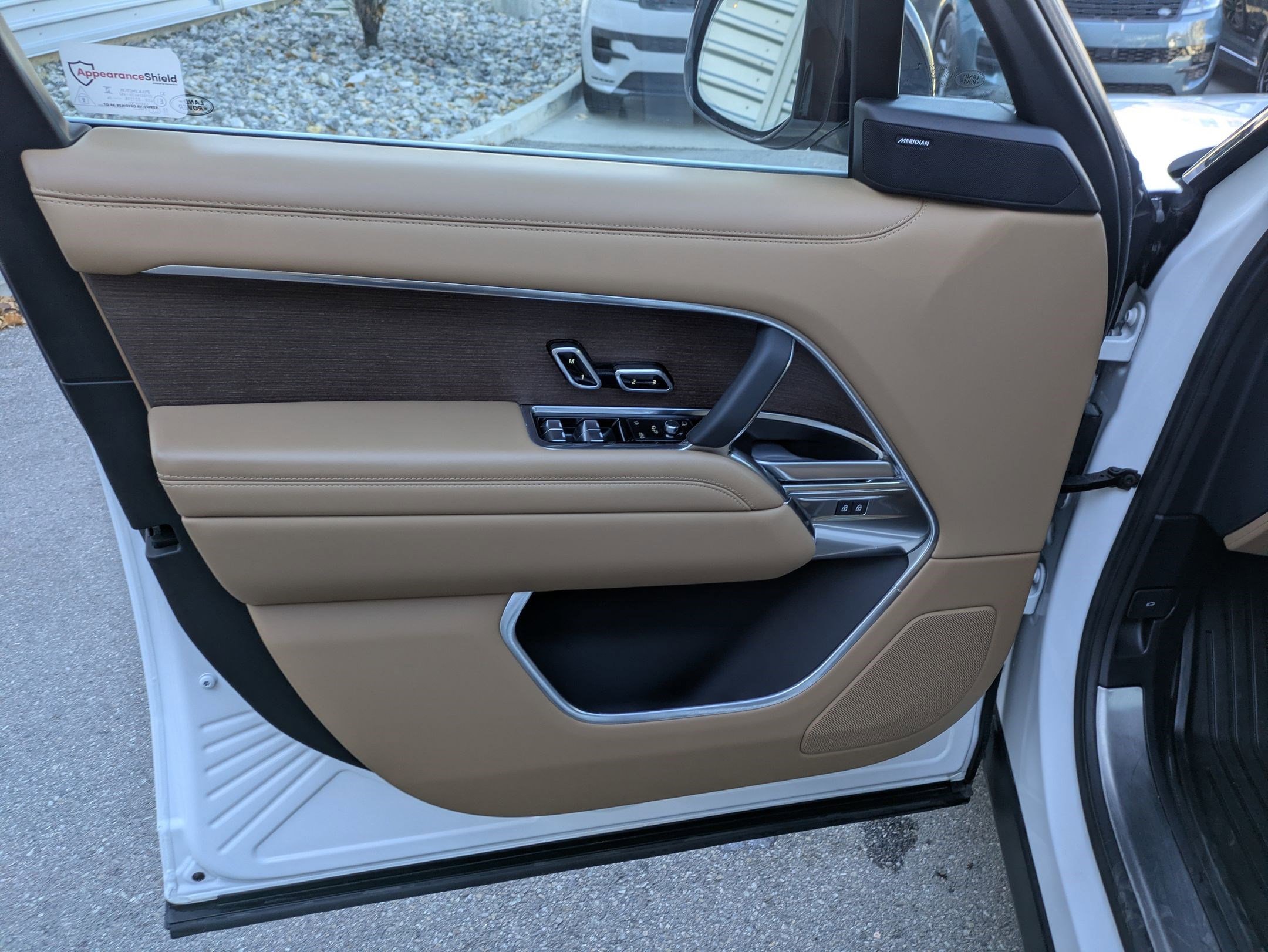 Used 2024 Land Rover Range Rover Long Wheelbase SE image 11