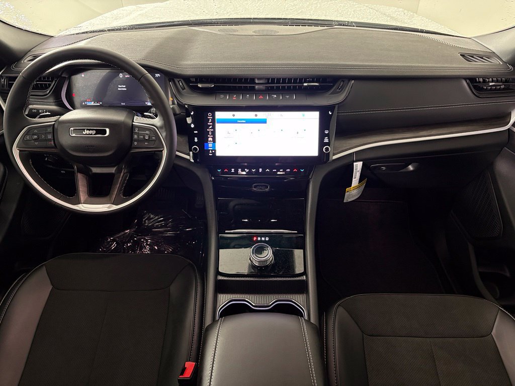 New 2027 Jeep Grand Cherokee Altitude RWD image 31