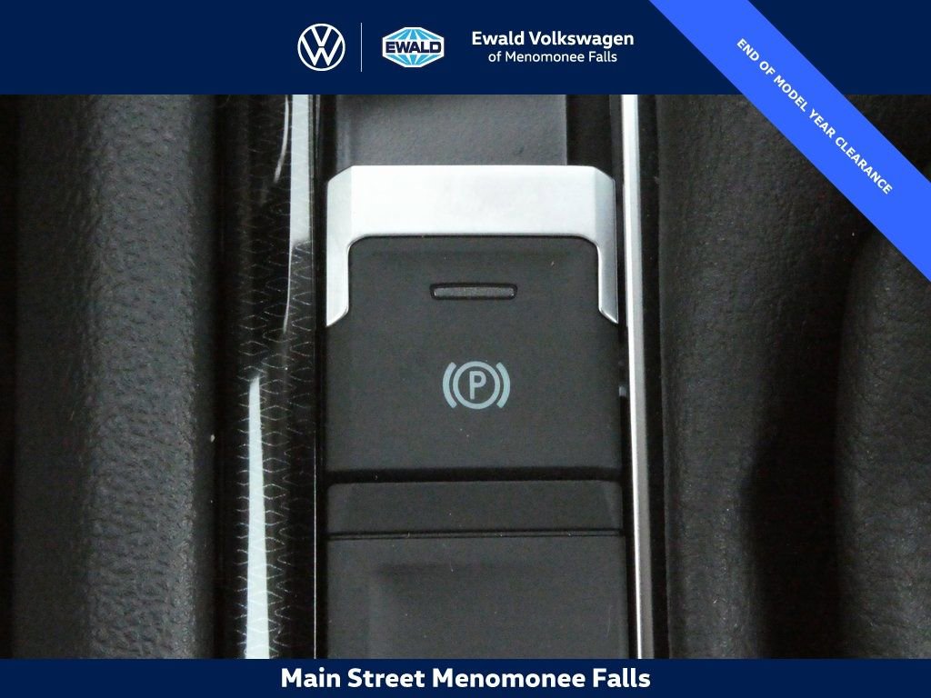 Certified 2025 Volkswagen Taos SE image 15
