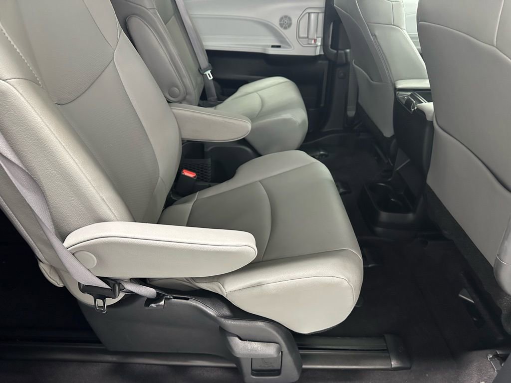 Used 2025 Toyota Sienna XLE image 57