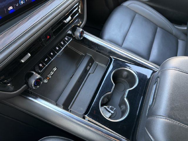 Used 2025 Chevrolet Suburban LT RWD image 13