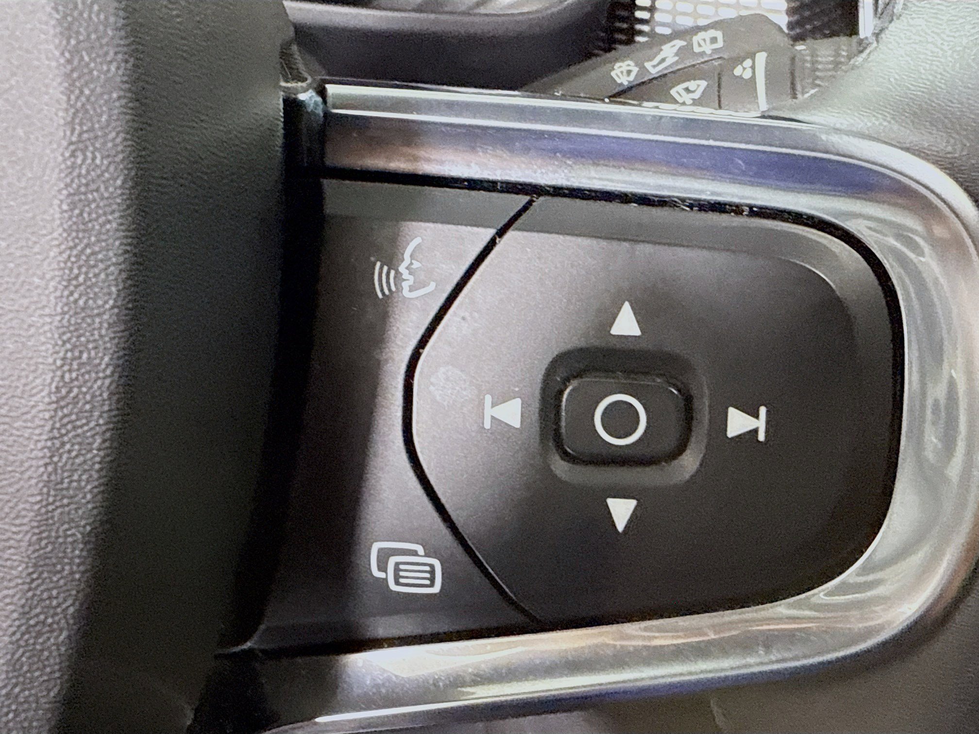 Used 2022 Volvo XC40 P8 Recharge Plus image 15