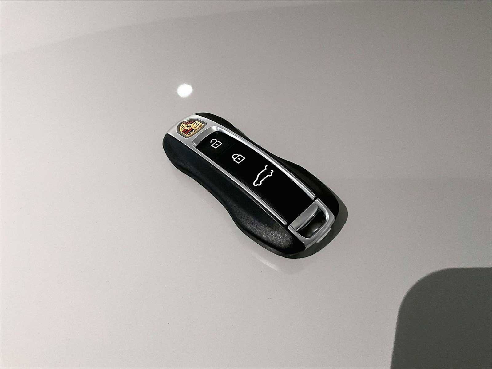 Used 2025 Porsche Cayenne Coupe image 34