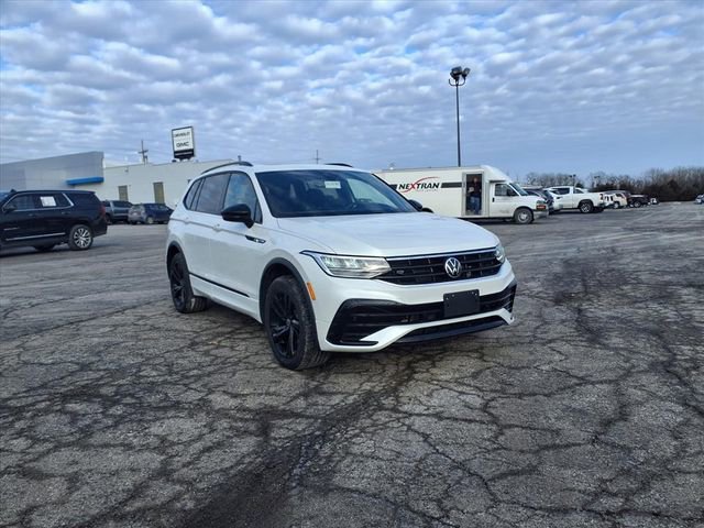 Used 2023 Volkswagen Tiguan SE R-Line image 2