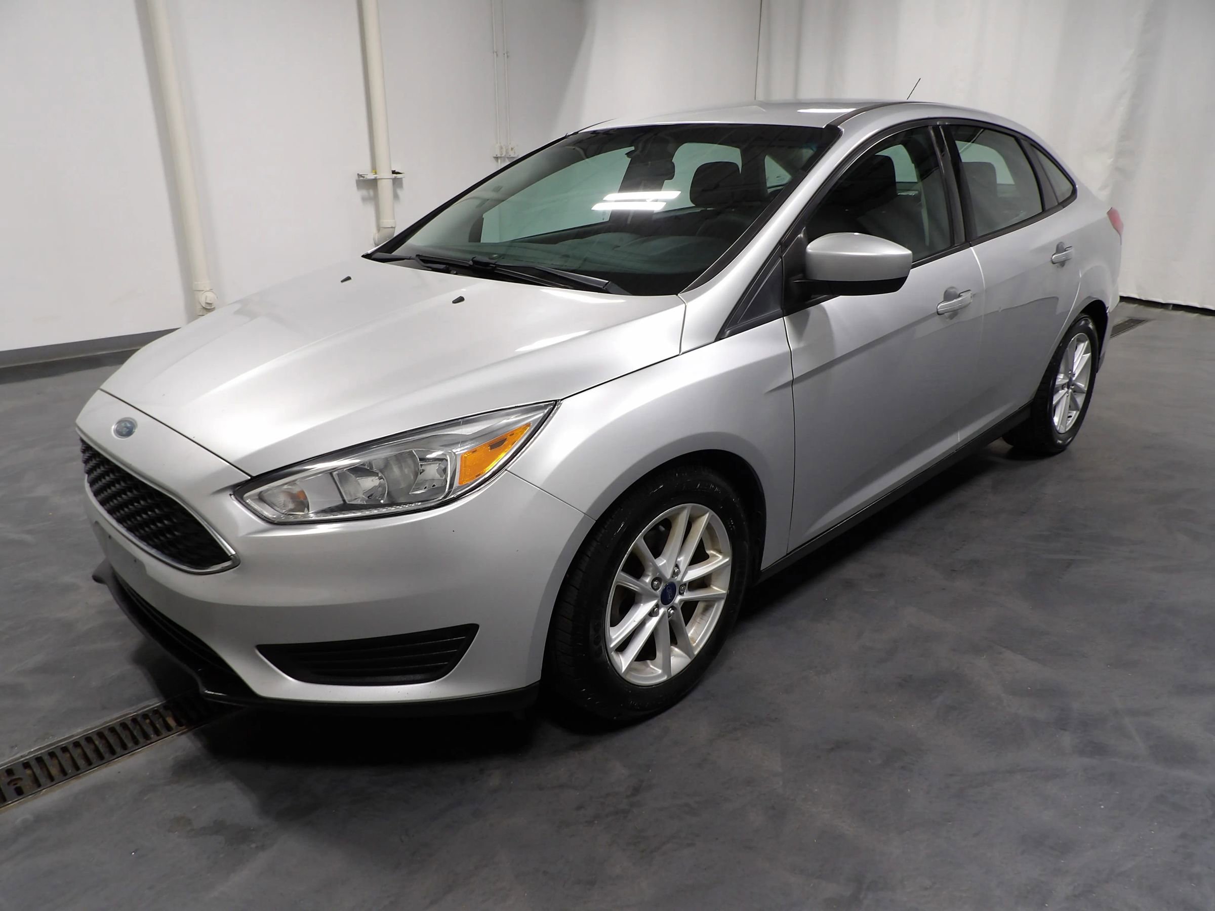 Used 2018 Ford Focus SE FWD image 3