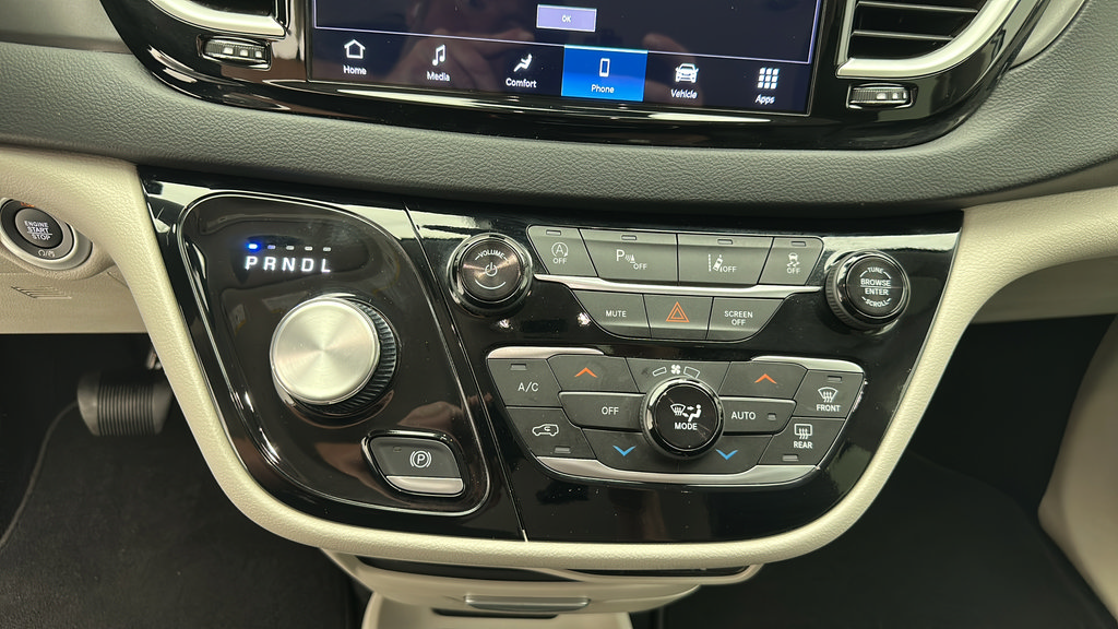 Used 2024 Chrysler Pacifica Touring-L FWD image 20