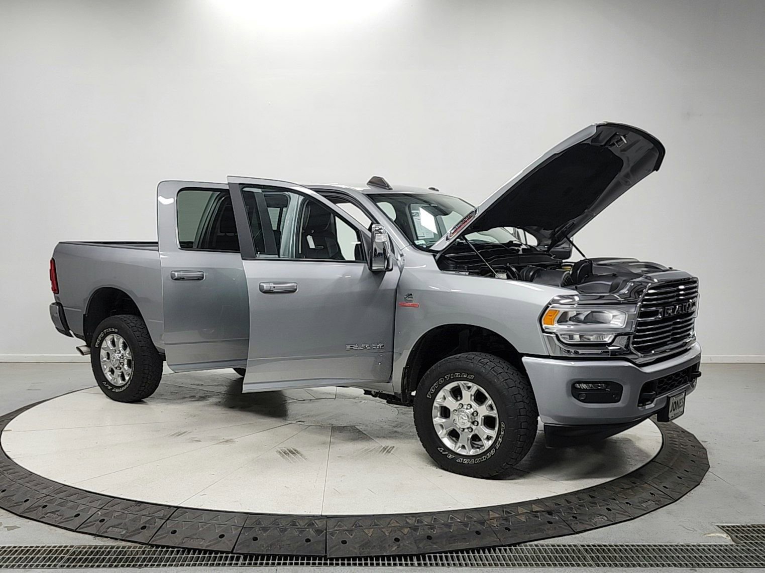 Used 2024 RAM 2500 Laramie AWD/4WD image 9