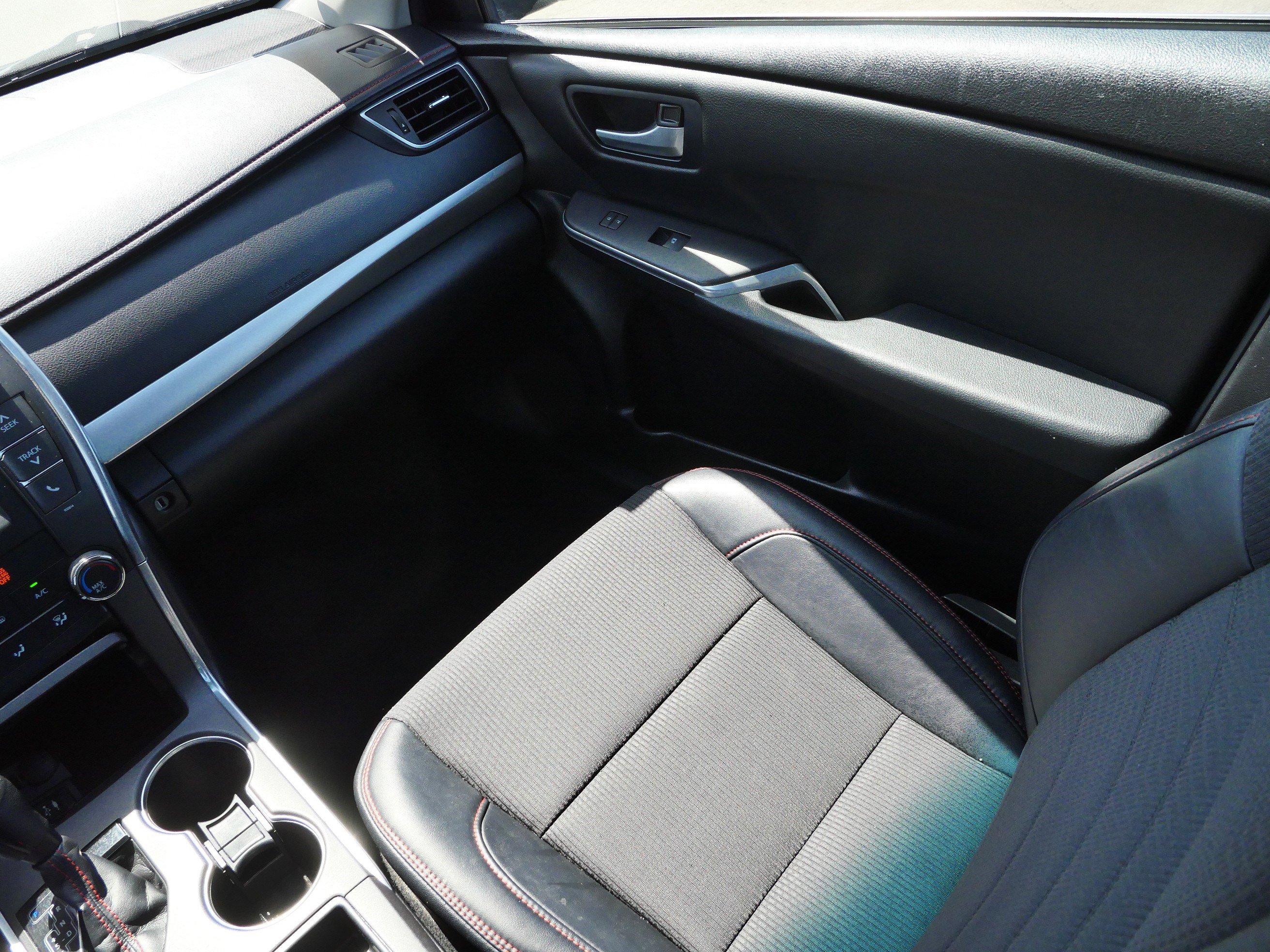 Used 2016 Toyota Camry SE FWD image 11