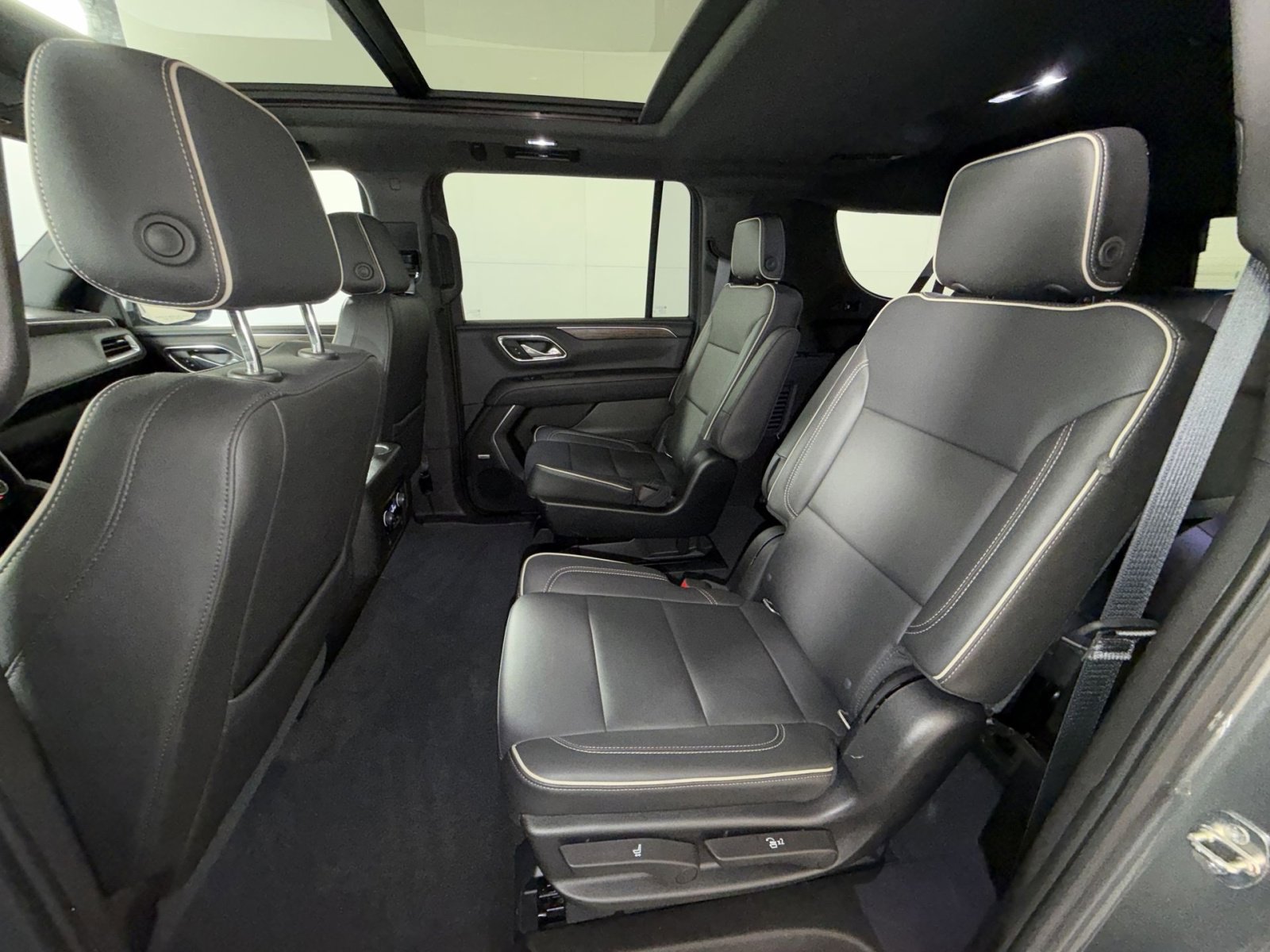 Used 2021 Chevrolet Suburban Premier image 25