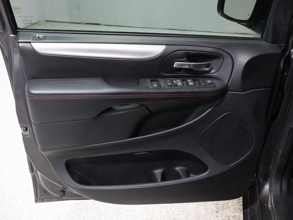 Used 2017 Dodge Grand Caravan GT image 12