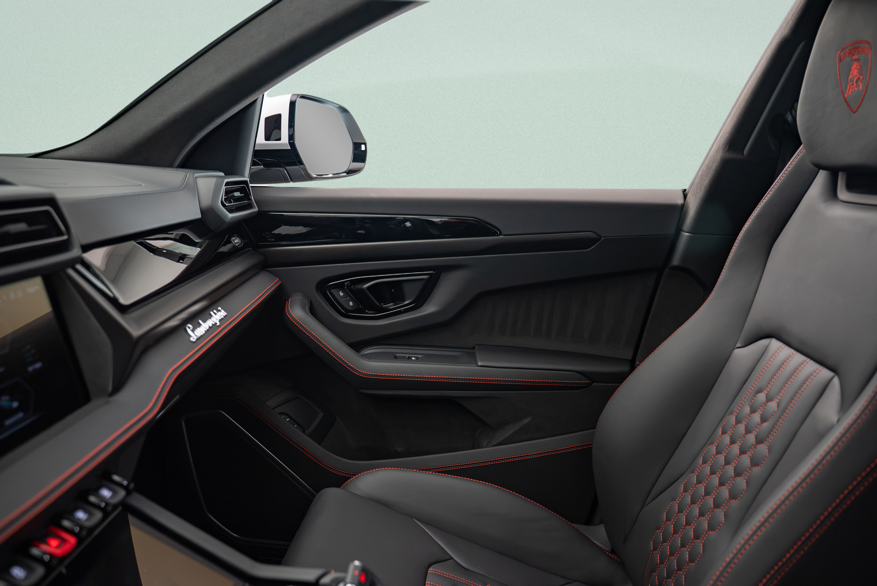 Used 2025 Lamborghini Urus SE AWD/4WD image 20