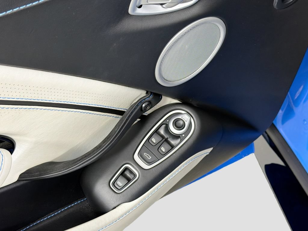 Used 2021 Aston Martin V8 Vantage Roadster RWD image 18