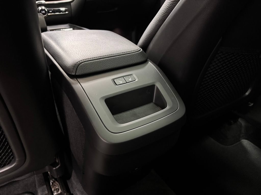 Used 2022 Volvo XC60 B5 Momentum w/ Climate Package AWD/4WD image 43