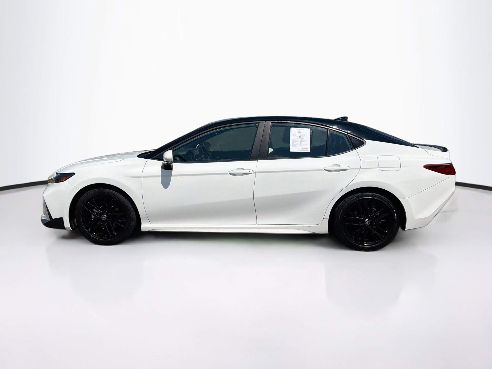 Used 2025 Toyota Camry SE FWD image 4