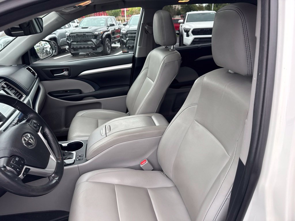 Certified 2019 Toyota Highlander XLE w/ Carpet Mat Package (TMS) AWD/4WD image 8