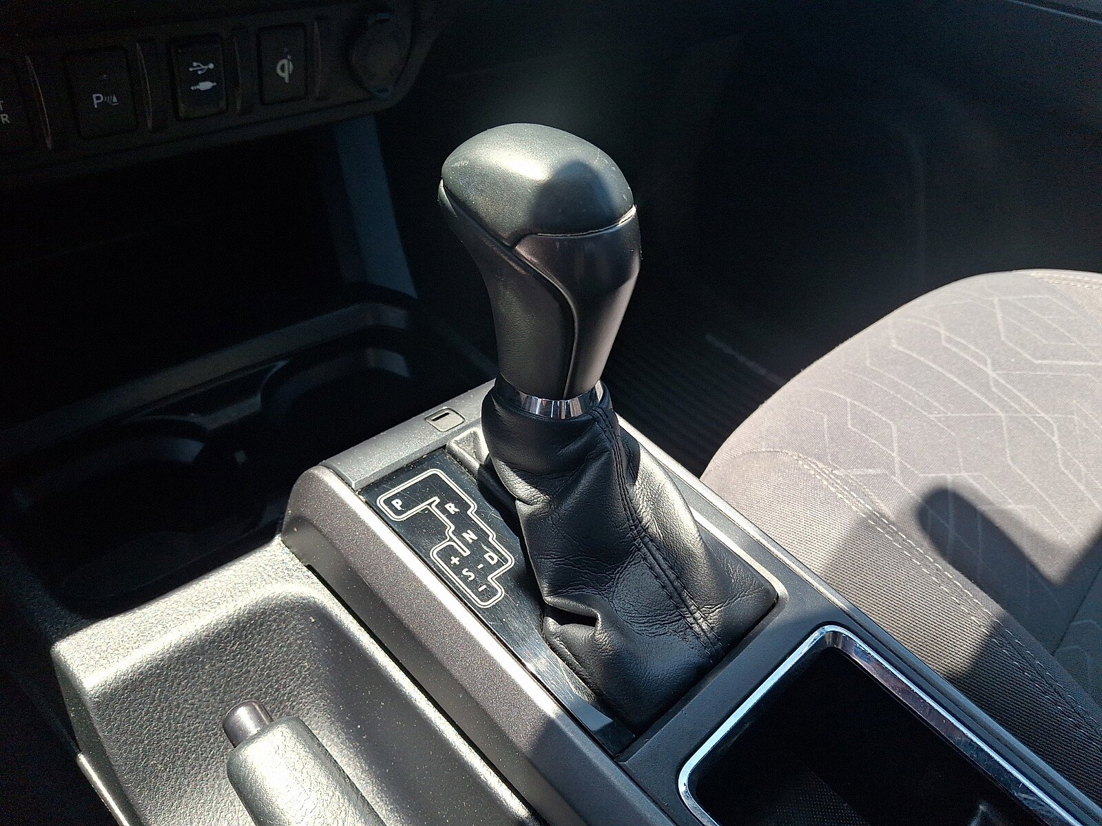 Used 2016 Toyota Tacoma TRD Sport w/ Premium & Technology Package AWD/4WD image 14