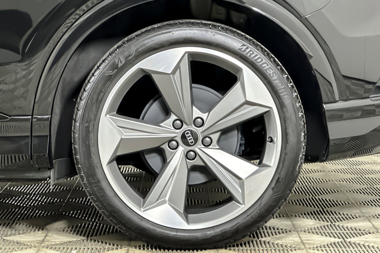 Used 2025 Audi Q4 e-tron Premium Plus image 25