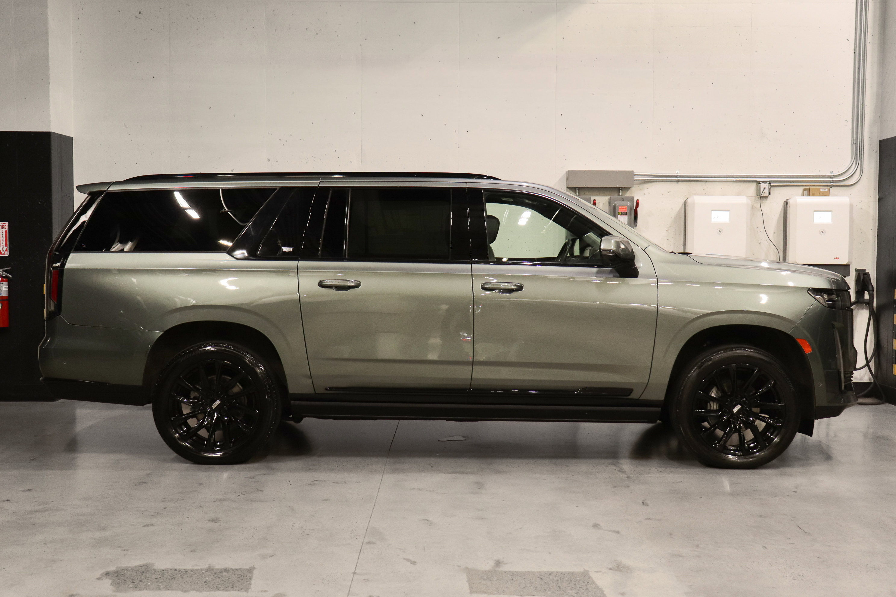 Used 2023 Cadillac Escalade ESV Sport Platinum w/ LPO, ONYX Package AWD/4WD image 6