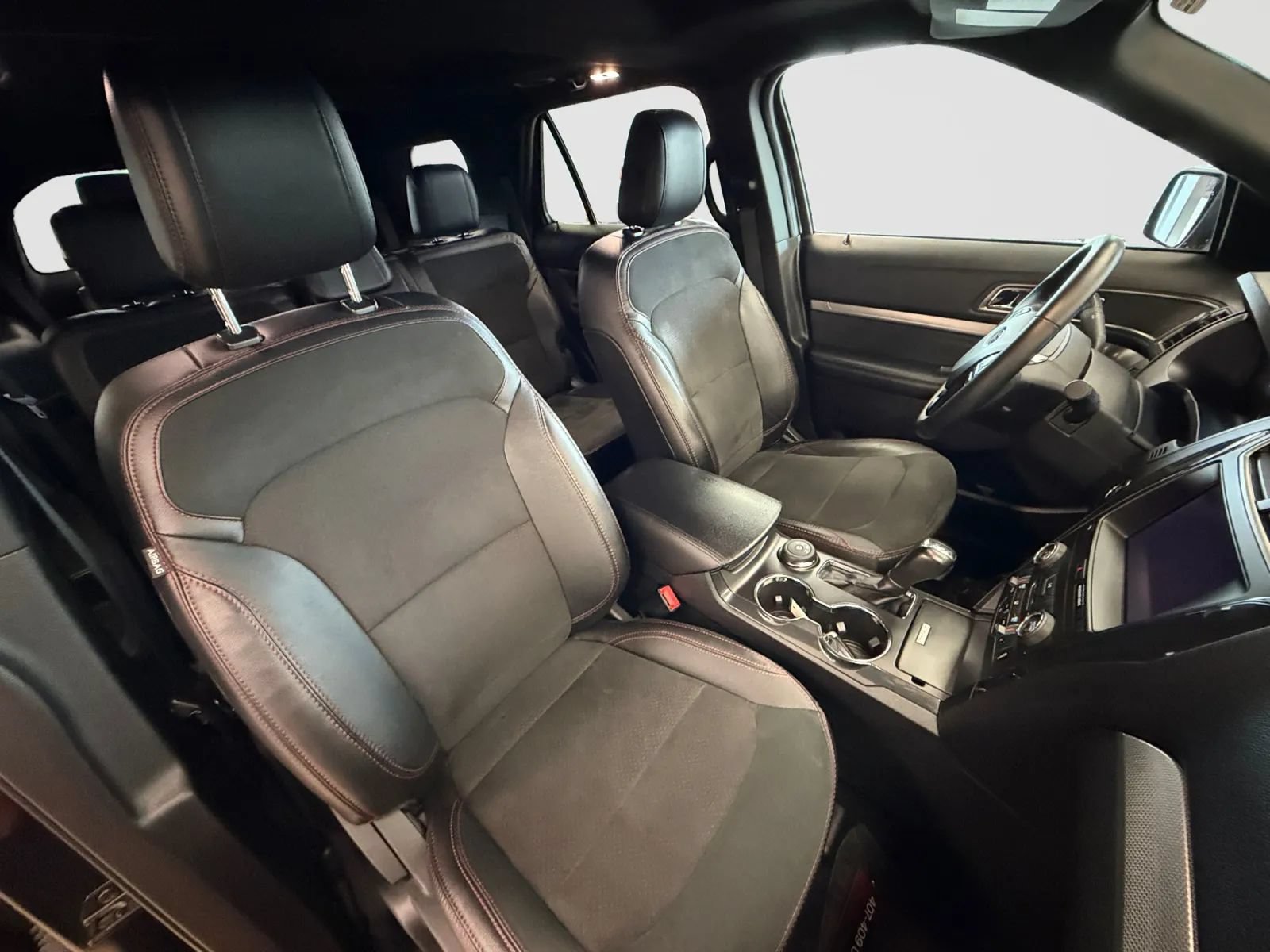 Used 2019 Ford Explorer XLT w/ Equipment Group 202A AWD/4WD image 23