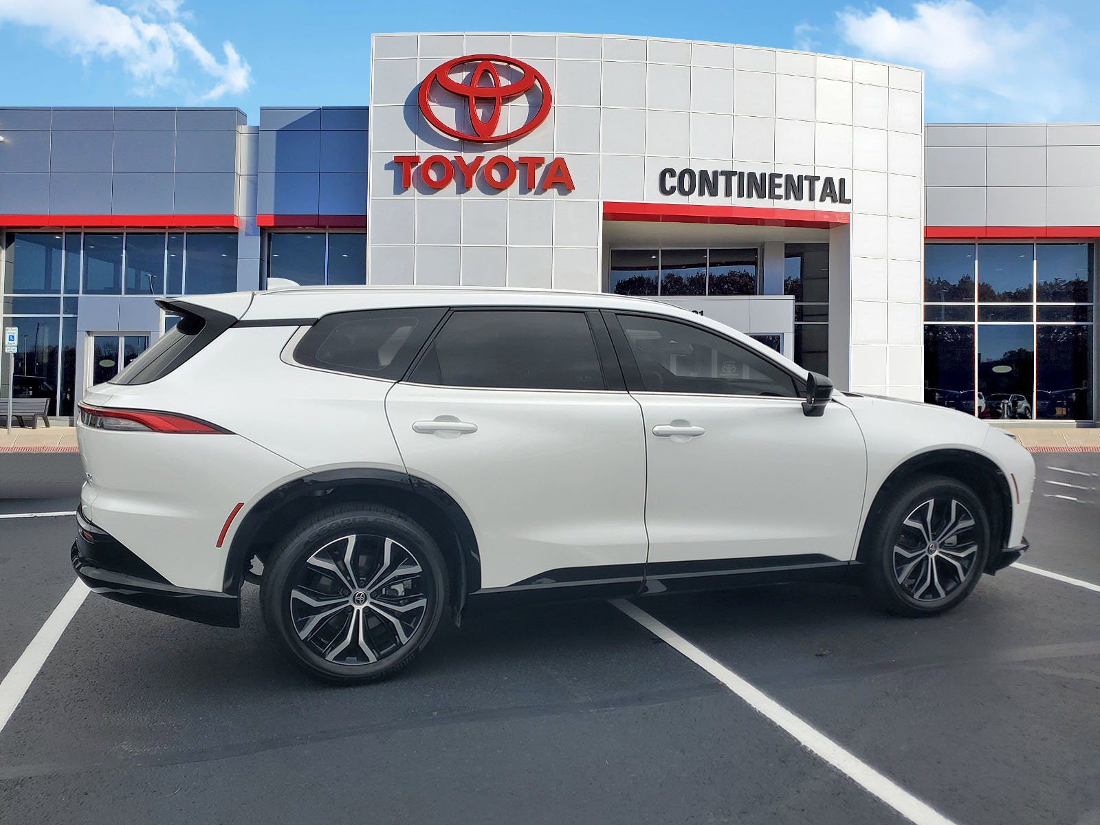 Used 2025 Toyota Crown Signia XLE image 5