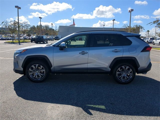 Used 2022 Toyota RAV4 XLE Premium image 7