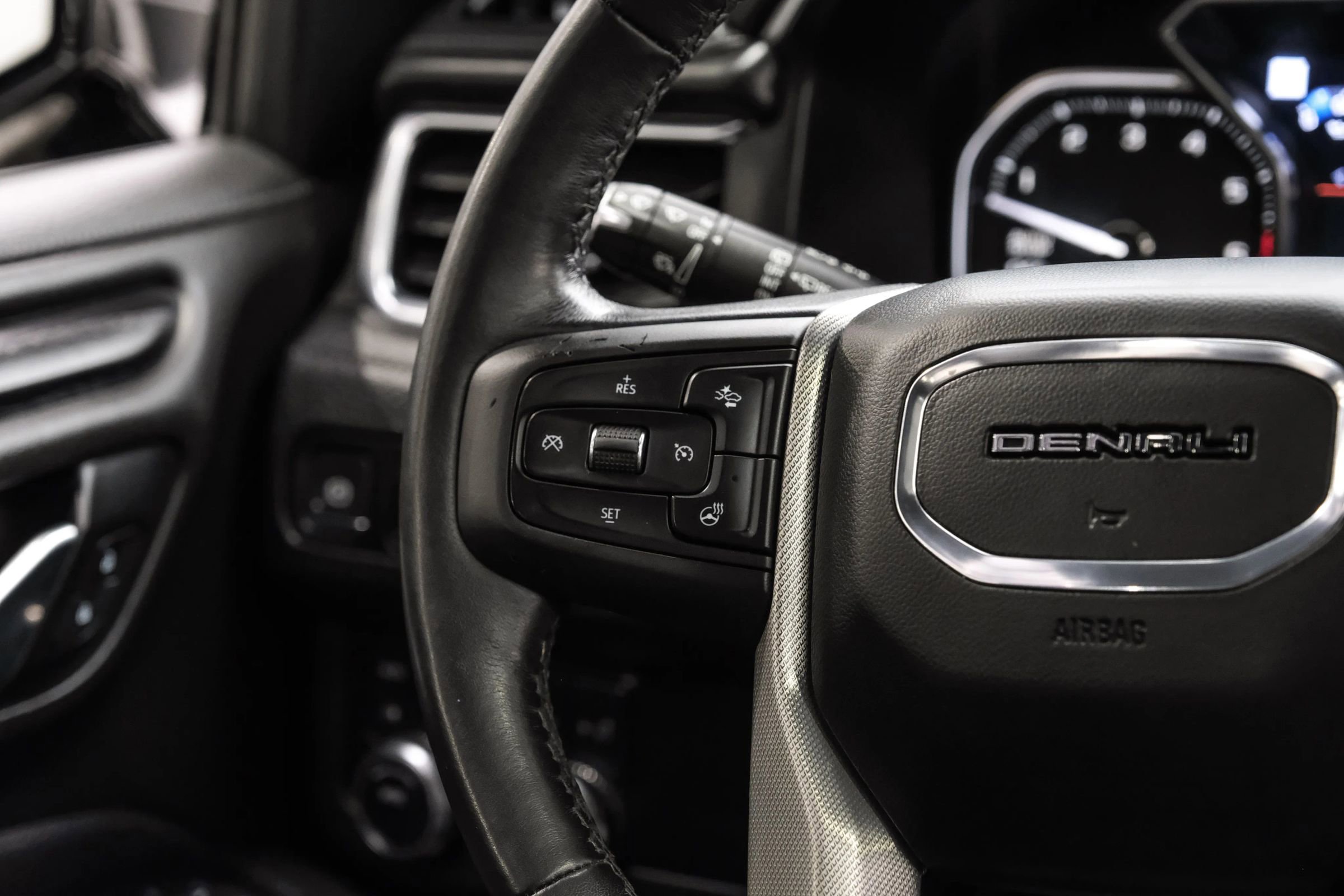 Used 2021 GMC Yukon Denali w/ Denali Premium Package image 21