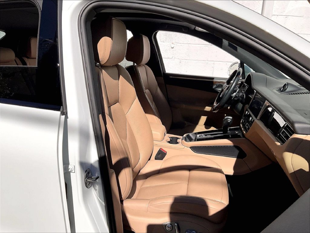 Certified 2023 Porsche Macan AWD/4WD image 12