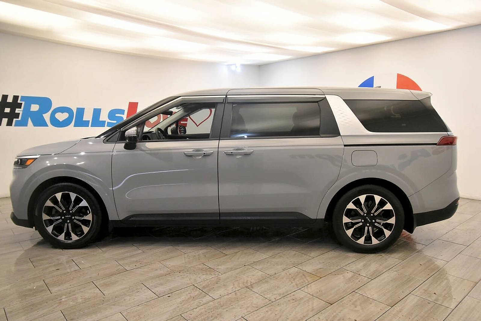 Used 2024 Kia Carnival EX FWD image 2