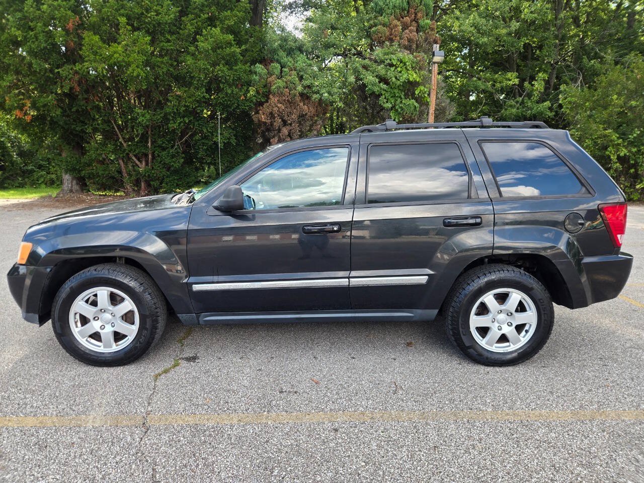 Used 2010 Jeep Grand Cherokee Laredo AWD/4WD image 4
