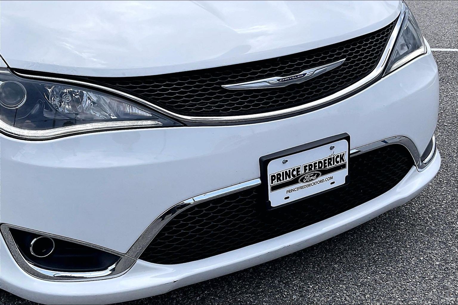 Used 2018 Chrysler Pacifica Limited w/ Tire & Wheel Group FWD image 30