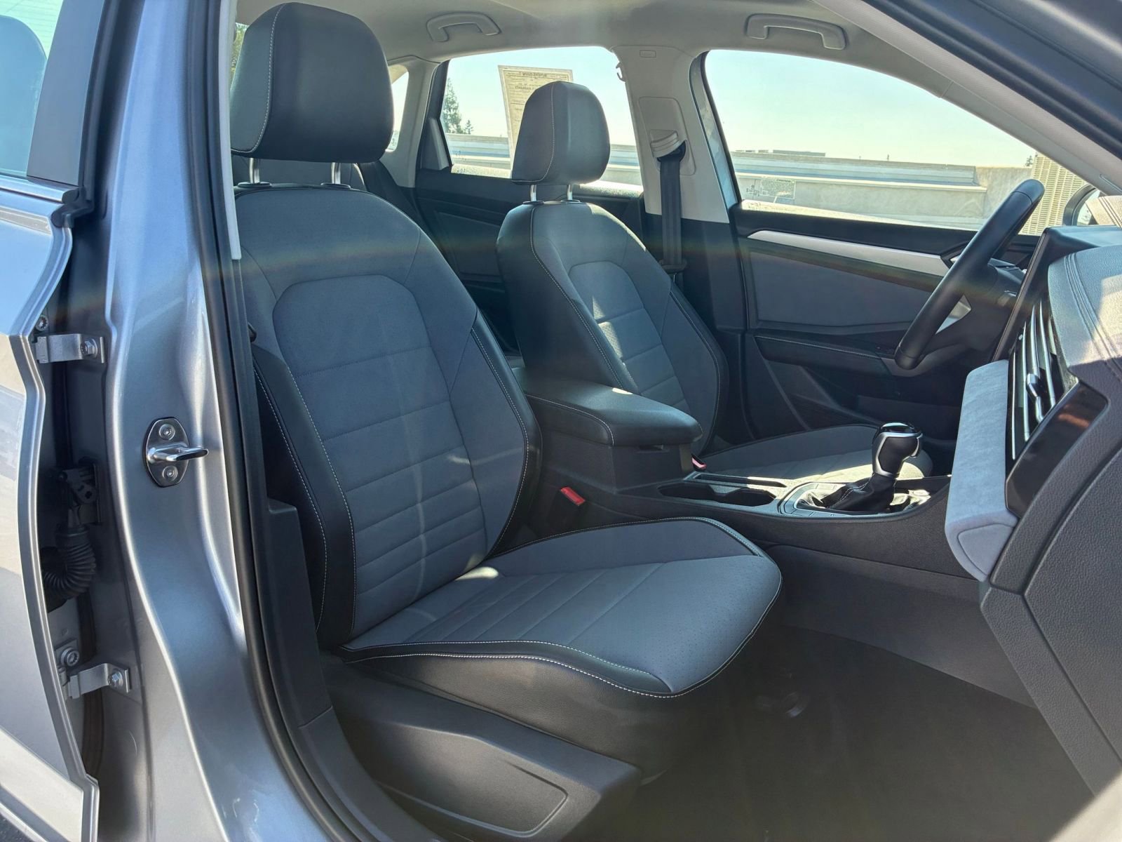 Used 2025 Volkswagen Jetta SE image 34