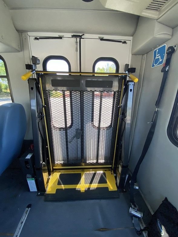 Used 2014 Ford F550 2WD Regular Cab Super Duty image 37