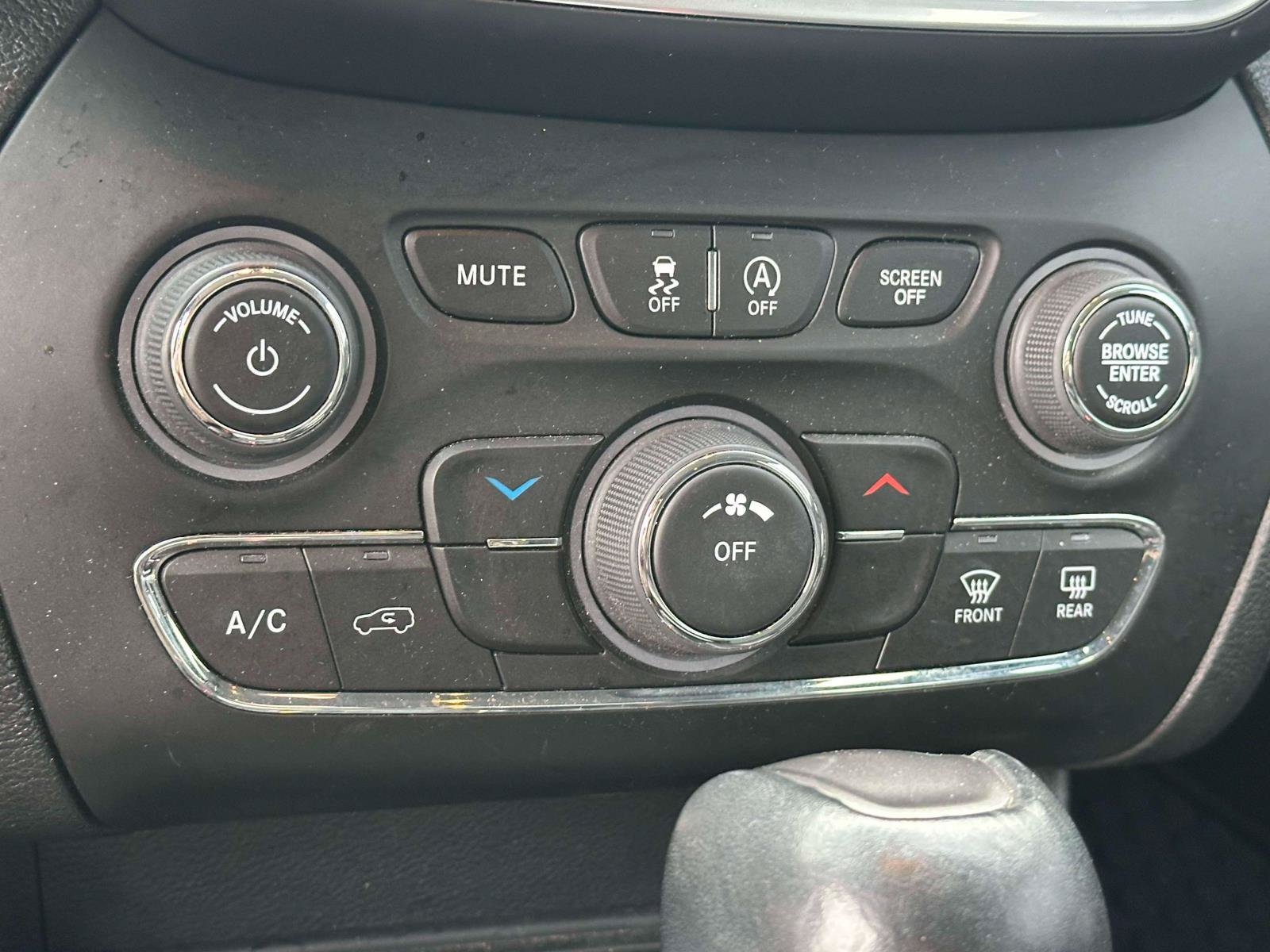 Used 2022 Jeep Cherokee Latitude AWD/4WD image 25