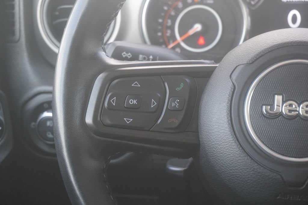 Used 2022 Jeep Gladiator Willys AWD/4WD image 12