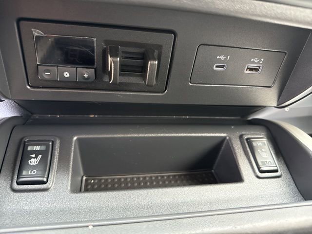 Used 2024 Nissan Titan SV w/ SV Convenience Package image 19