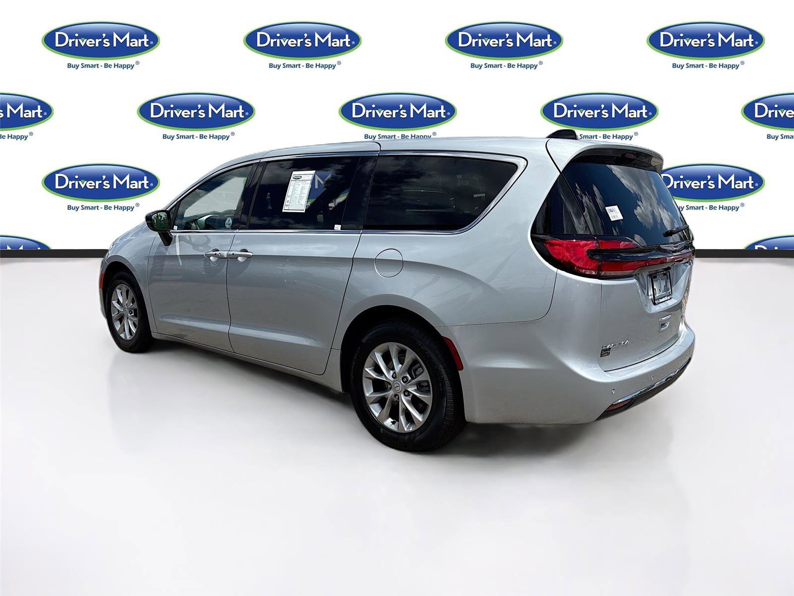 Used 2026 Chrysler Pacifica Limited FWD image 5
