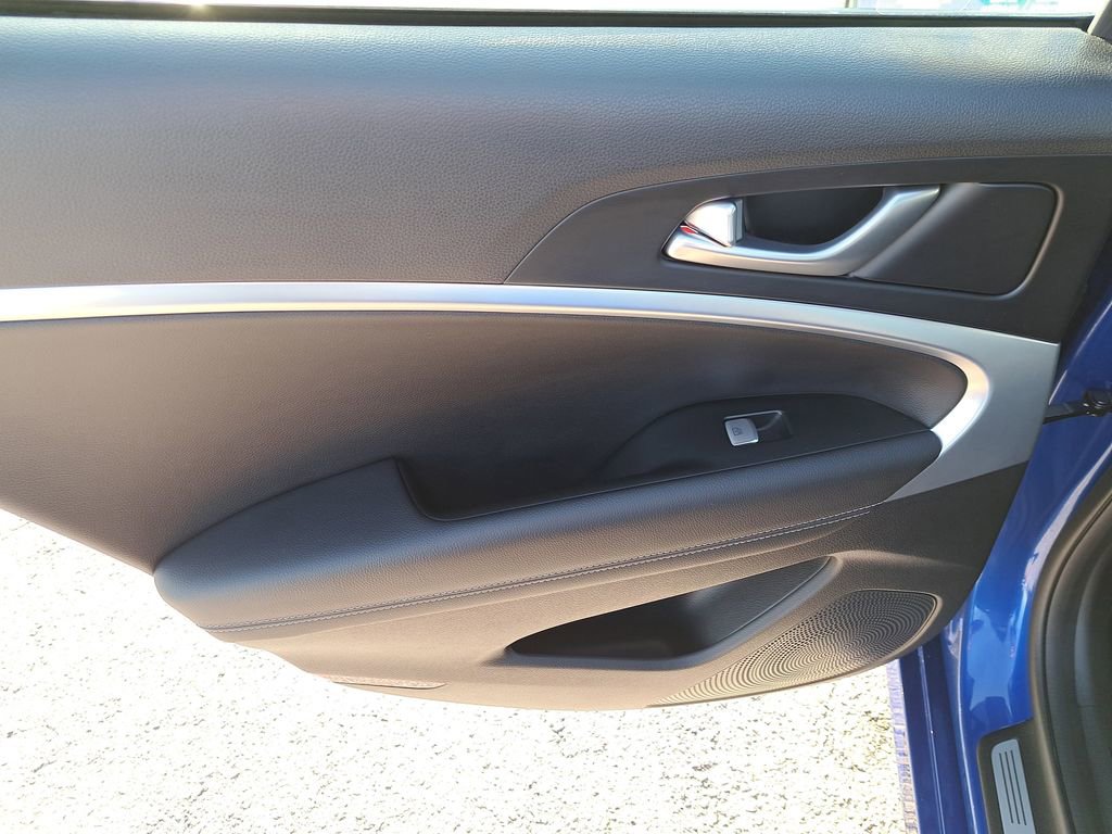 Used 2023 Genesis G70 2.0T image 7