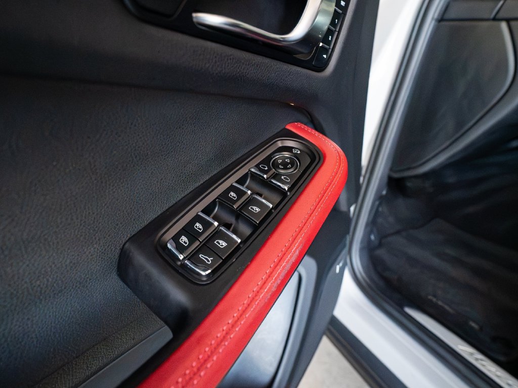 Certified 2023 Porsche Macan S AWD/4WD image 22