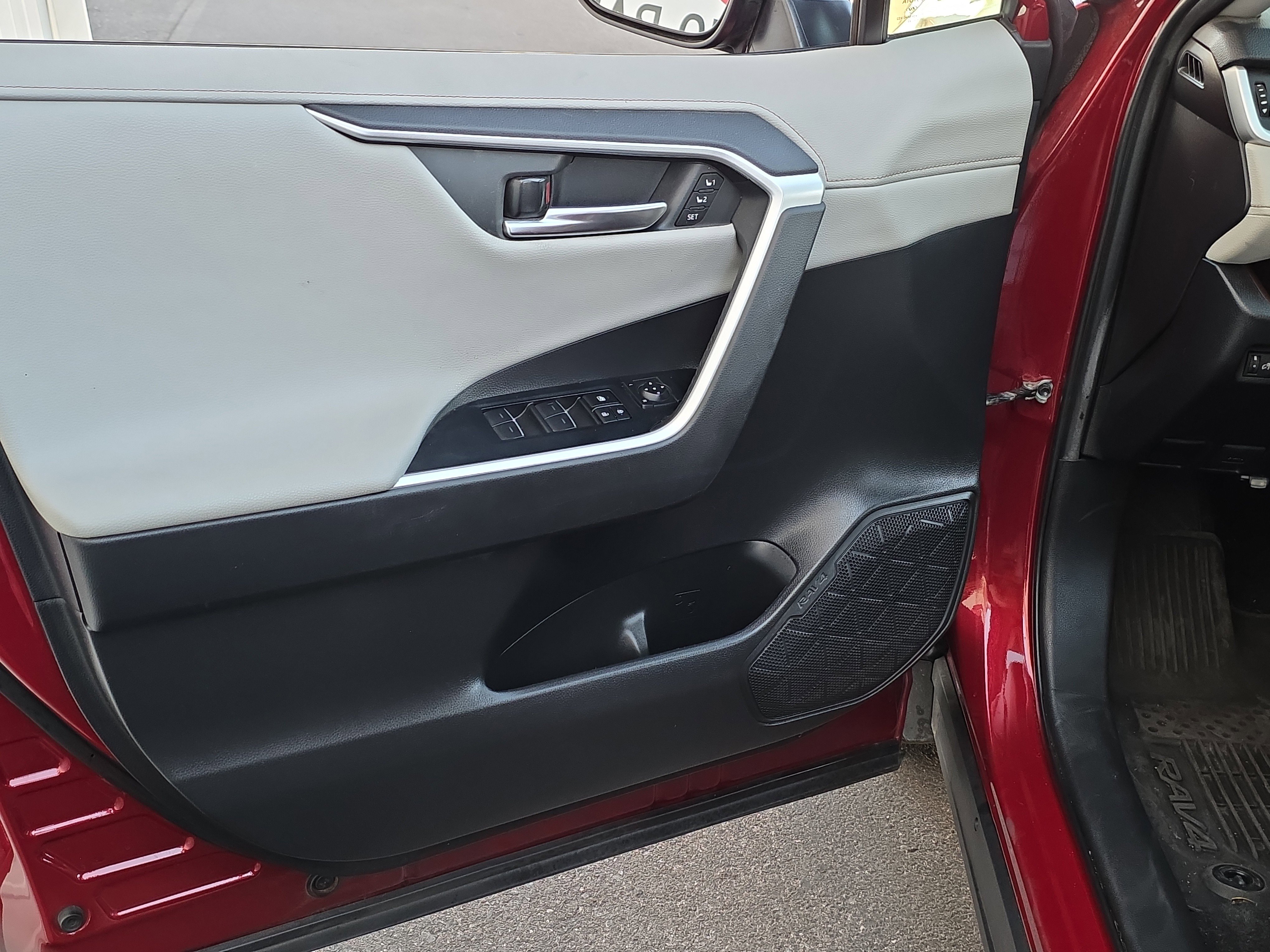 Used 2022 Toyota RAV4 Limited image 12