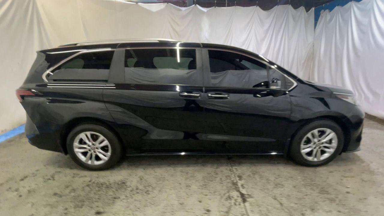 Used 2022 Toyota Sienna Limited image 9
