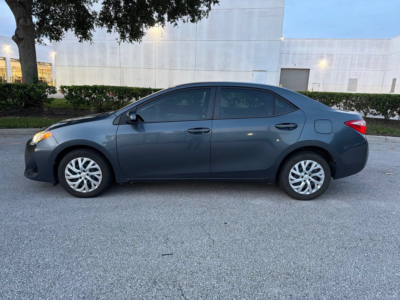 Used 2017 Toyota Corolla LE FWD image 2