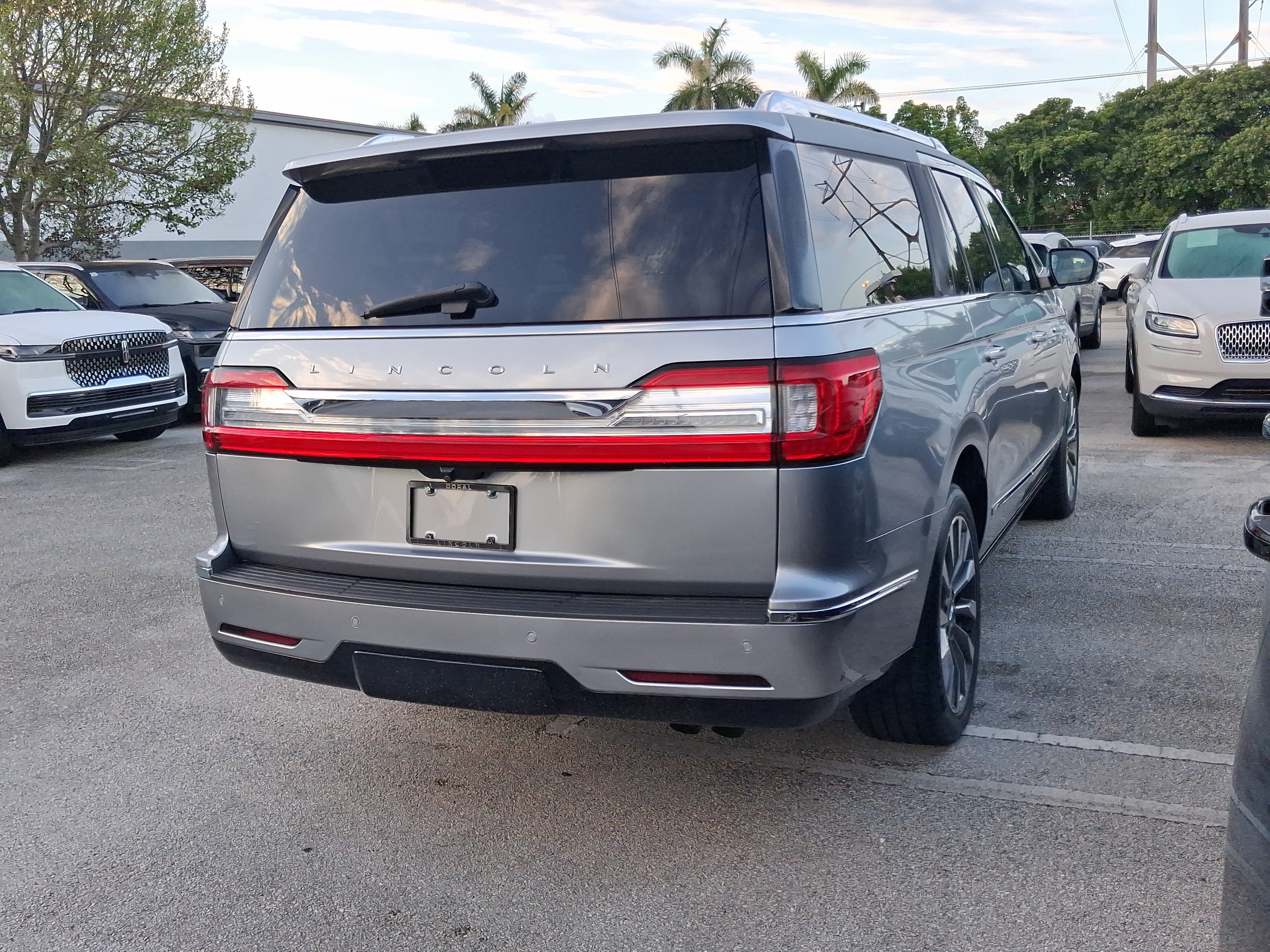 Used 2020 Lincoln Navigator L Reserve w/ Luxury Package AWD/4WD image 4