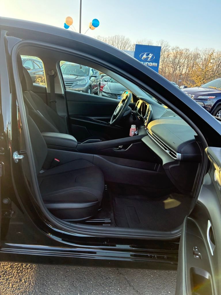 Used 2023 Hyundai Elantra SEL image 18