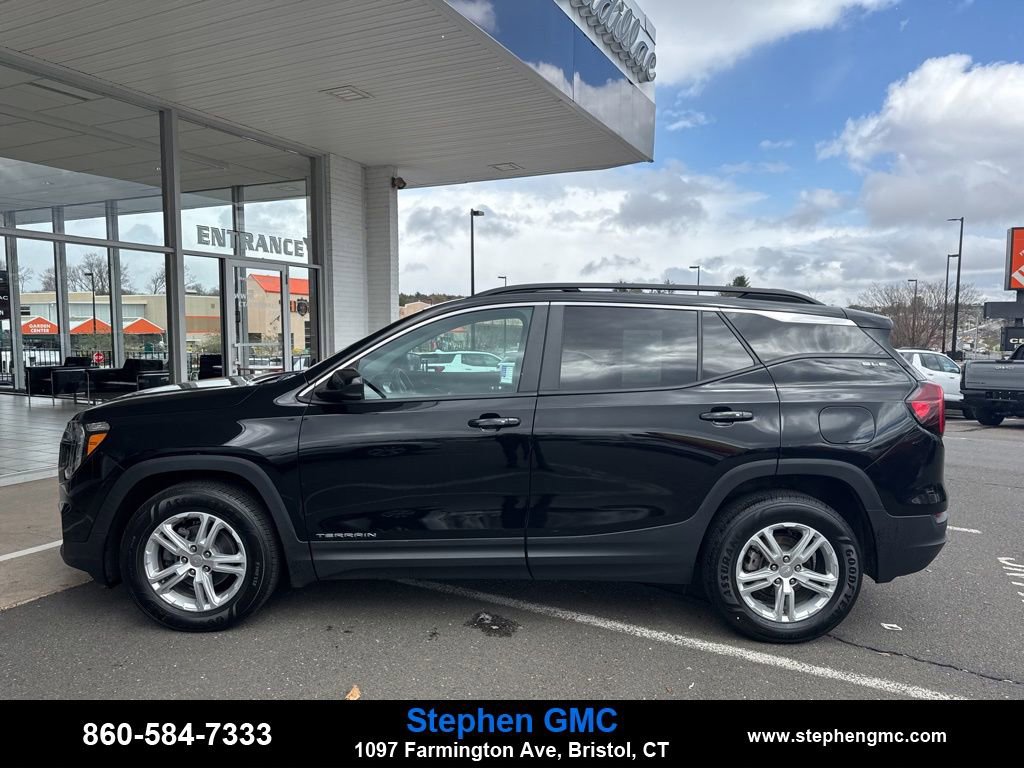Used 2022 GMC Terrain SLE w/ Driver Convenience Package image 4