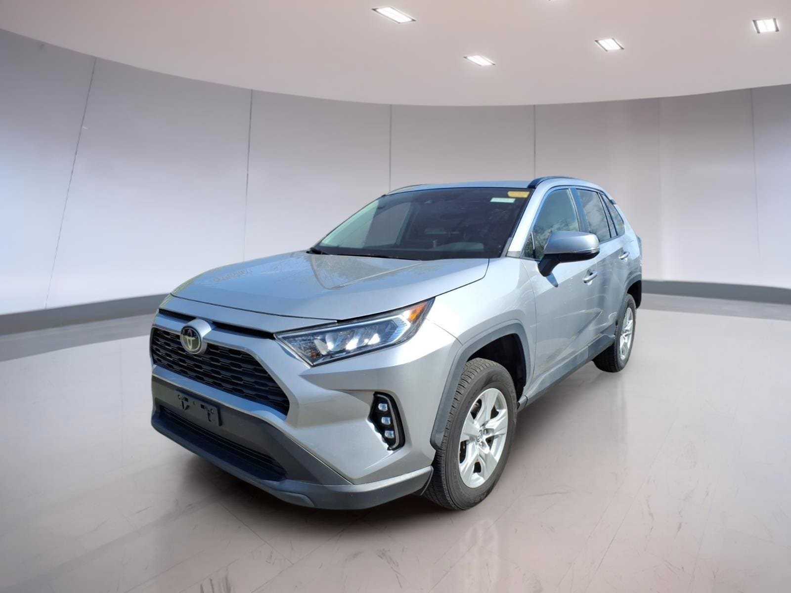 Used 2019 Toyota RAV4 XLE AWD/4WD image 2